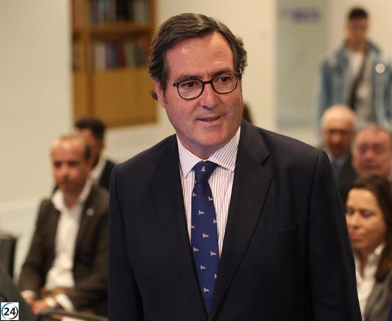 Garamendi (CEOE) critica la caza y captura de la familia Del Pino.