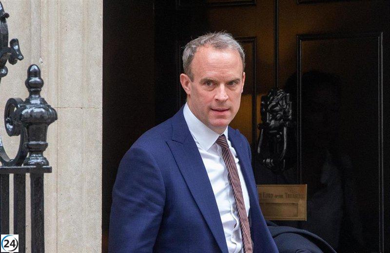 Dimite el vice primer ministro británico por acusaciones de acoso laboral.