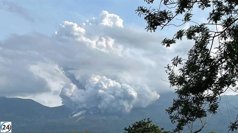 Volcán en Costa Rica entra en erupción.