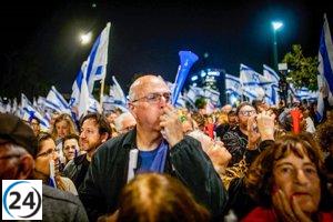 Más de 100.000 personas continúan protestando en Tel Aviv contra la reforma judicial.