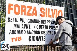 Berlusconi sigue estable después de tres semanas en el hospital.