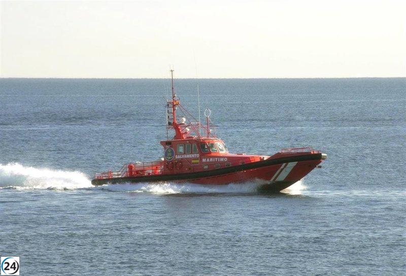 13 migrantes, incluyendo un menor, rescatados en patera en San José, Almería.