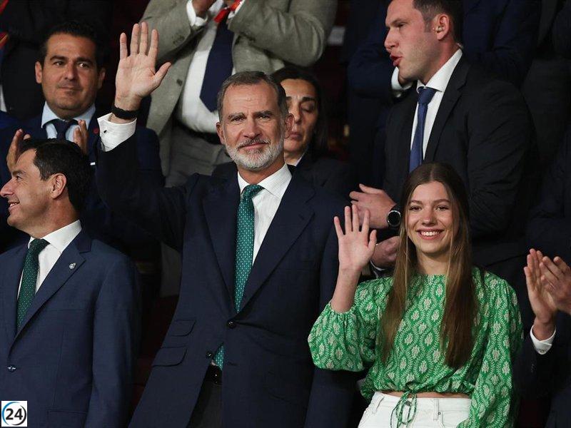 La hija de los Reyes pone color al palco de la final de la Copa del Rey.