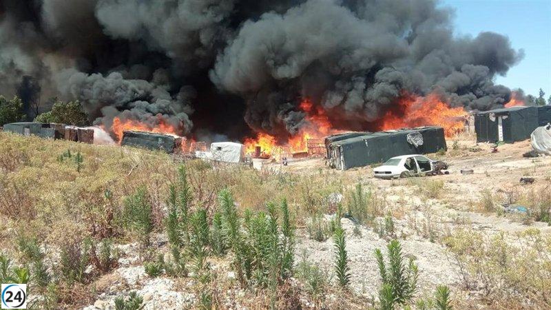 Incendio en zona de infraviviendas de Palos (Huelva) deja un herido y 120 desalojados.