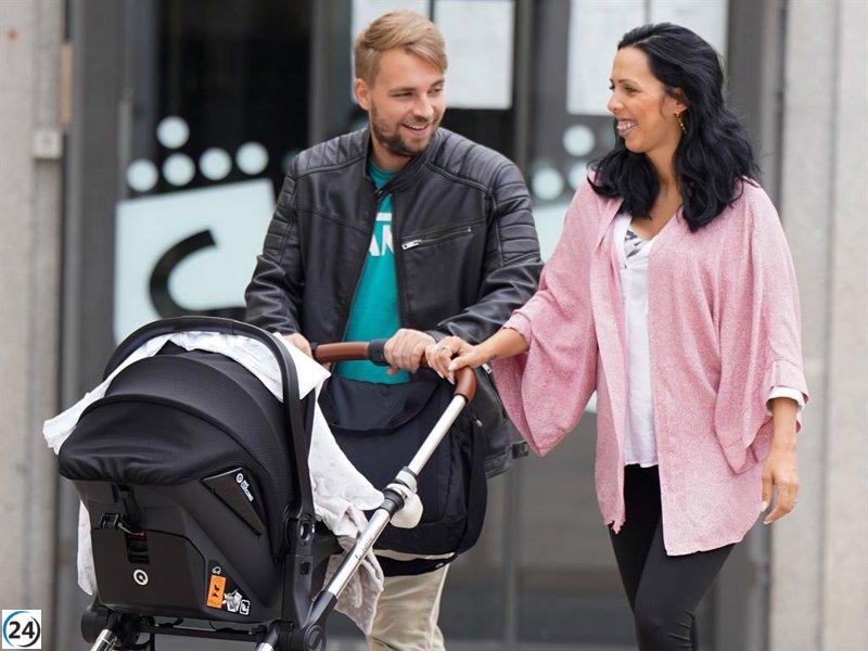 José María Almoguera y Paola Olmedo, felices junto a su recién nacido Marc.