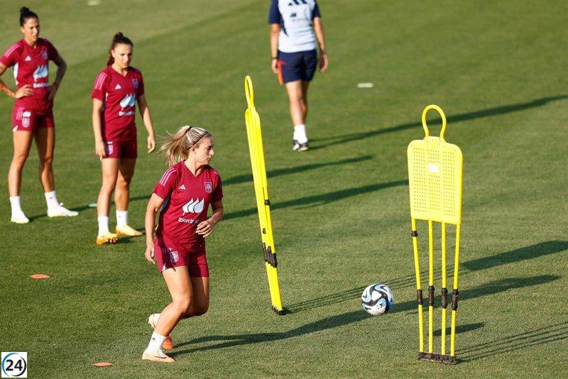 La afición muestra su apoyo a la selección femenina en el entrenamiento a puerta abierta.