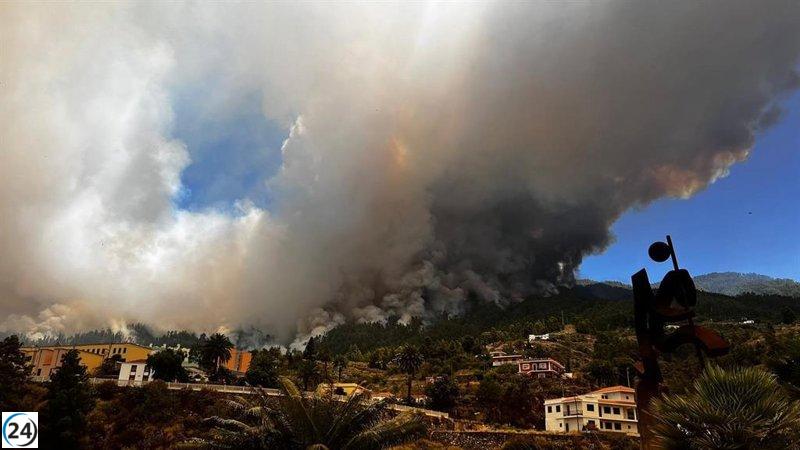 Aviones antiincendios arrojan más de 352,000 litros de agua en el fuego de La Palma.