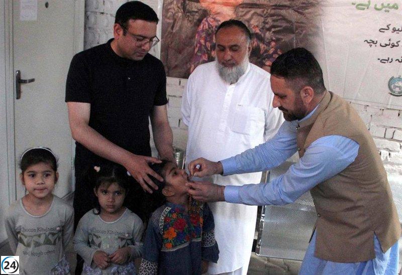 Asesinados dos policías que protegían equipo médico contra polio en suroeste de Pakistán.