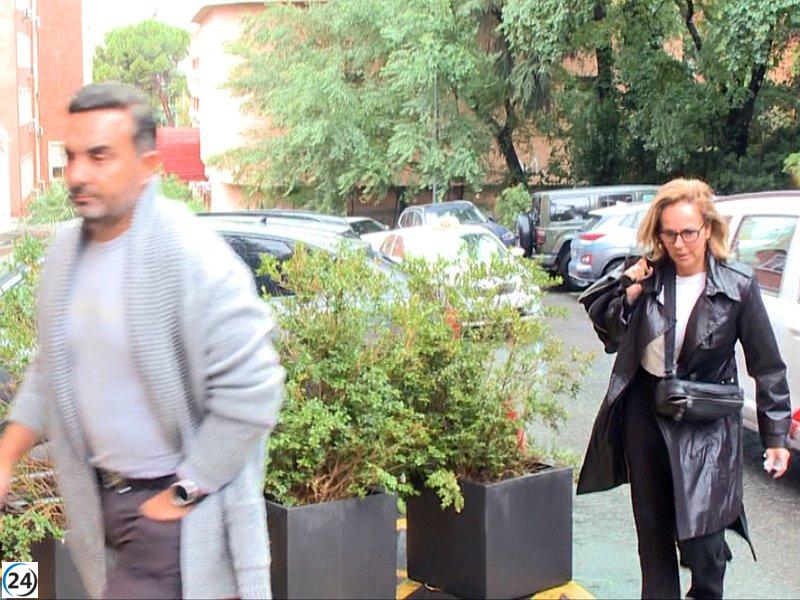 Los allegados de María Teresa Campos ingresan al hospital.
