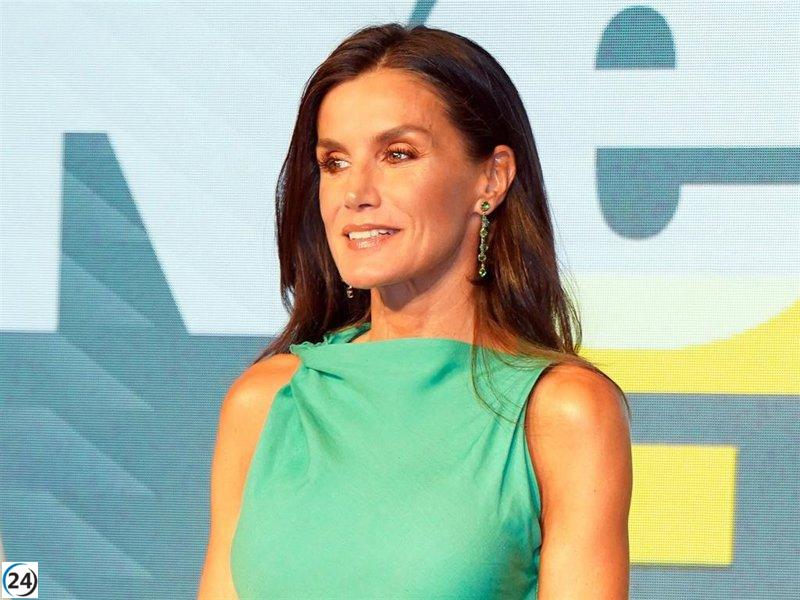 La Reina Letizia sorprende luciendo un elegante y atrevido color turquesa para cerrar la temporada estival.