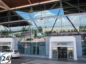 Pasajero borracho a bordo de vuelo Zaragoza-Bucarest destruye puerta de avión y obliga evacuación de 224 personas