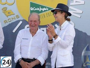 El Rey Juan Carlos y la Infanta Elena muestran una gran complicidad en la entrega de premios de las regatas