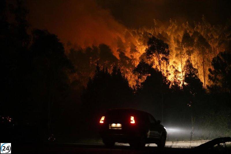 Trabada (Lugo) arde en llamas mientras se estabilizan los incendios de Foz (Lugo)