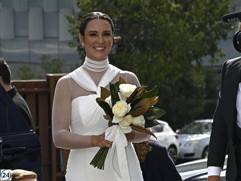 Marta Pombo destaca en su matrimonio junto a Luis Zamalloa luciendo un elegante vestido de crepe de seda.