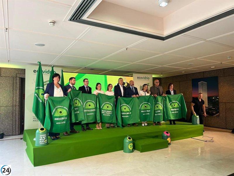 Nueve municipios costeros son reconocidos con premio 'Bandera Verde' por promover el reciclaje de vidrio, entregado por Ecovidrio.