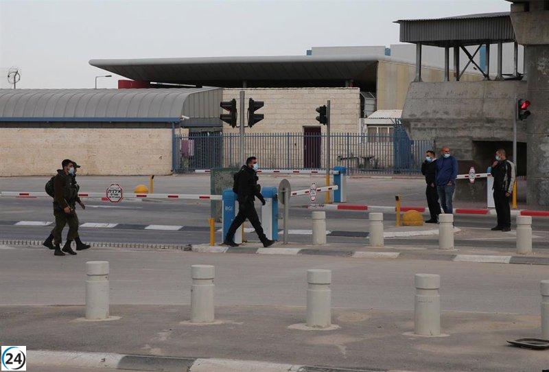 Fuerzas policiales israelíes arrestan a palestina armada en un control cercano a Jerusalén