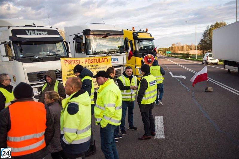 Transportistas polacos bloquean a 2.800 camiones ucranianos en la frontera con Polonia