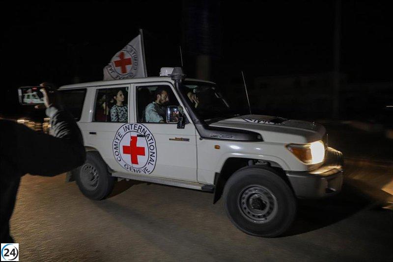 El Ejército israelí cumple y libera a 14 rehenes israelíes y 3 extranjeros bajo la coordinación de la Cruz Roja