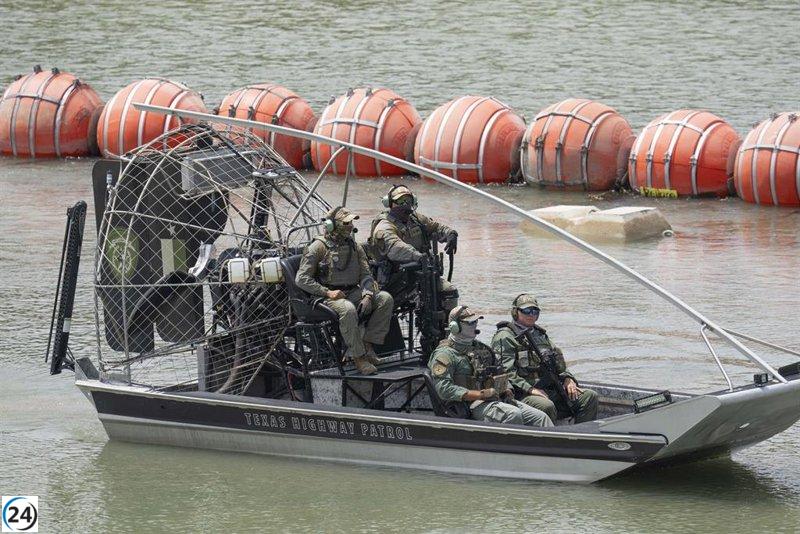 Juez federal apoya retirada de boyas en el río Bravo para frenar inmigración en Texas.