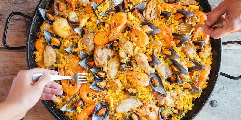 La paella, un plato español lleno de sabor y tradición