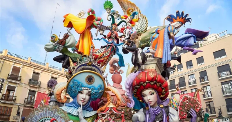Las Fallas de Valencia: espectaculares esculturas de fuego y pólvora